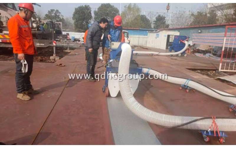 湖北襄陽(yáng)客戶購(gòu)買移動(dòng)拋丸機(jī)去除鋼板的銹跡